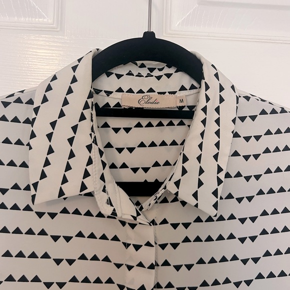 Elodie Triangle Button-up Crop Top - Picture 3 of 5